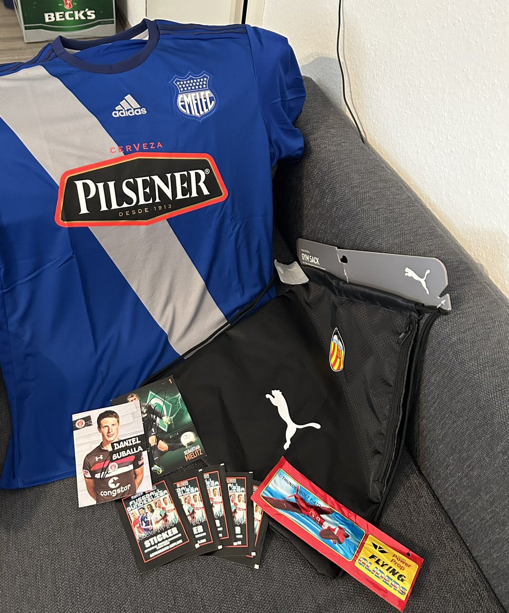 NiklasHill98's tweet photo. @DerHinz Danke für die Box 🙏🏼💚🤍 https://t.co/mhDvej9Jo7