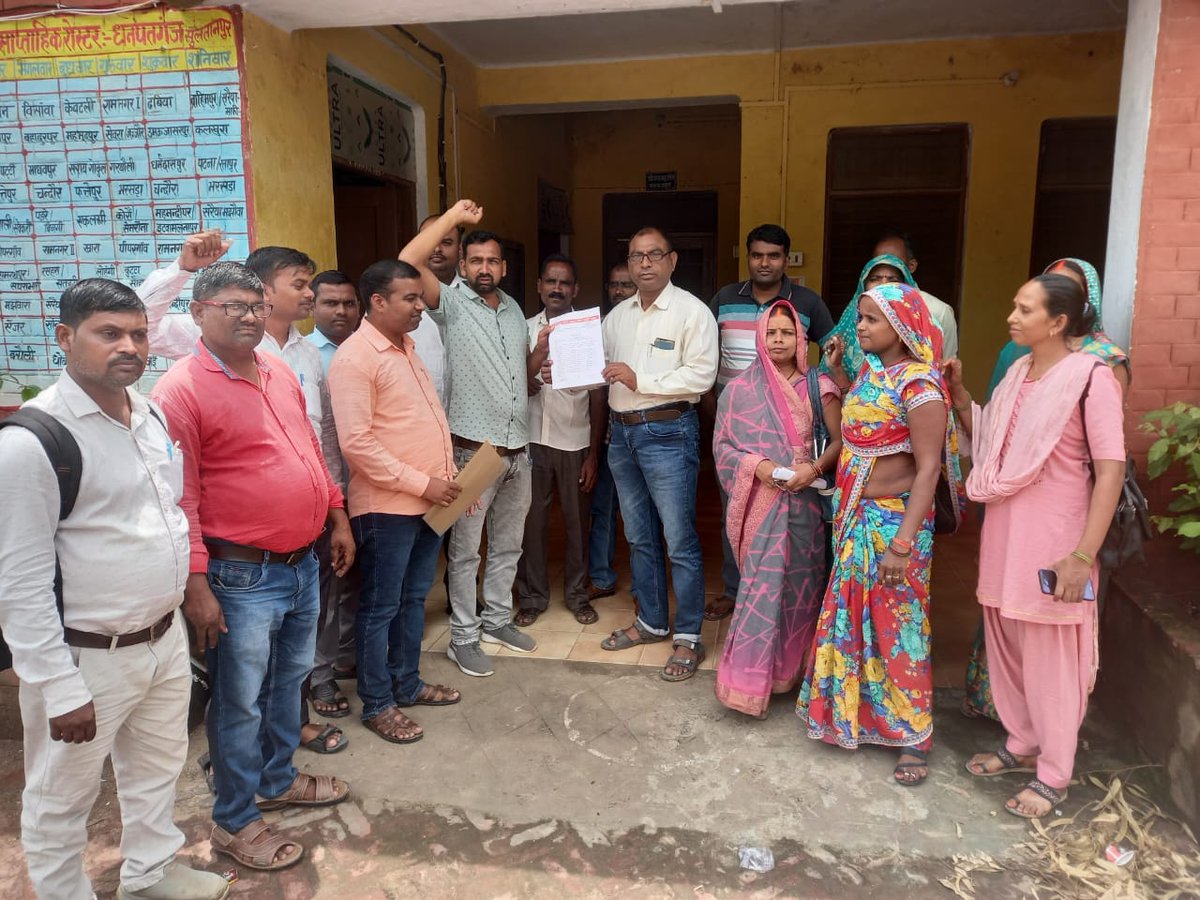 ArunPandey37972's tweet photo. @myogiadityanath
@kpmorya1
@apcuttarpradesh
#MGNREGA मा0 मुख्यमंत्री जी की घोषणाओं को पूरा कराने हेतु आज ब्लॉक मुख्यालय पर रोजगार सेवकों द्वारा अनुरोध प्रदर्शन कर 8 सूत्रीय ज्ञापन BDO को दिया गया। https://t.co/39apcpwrg9