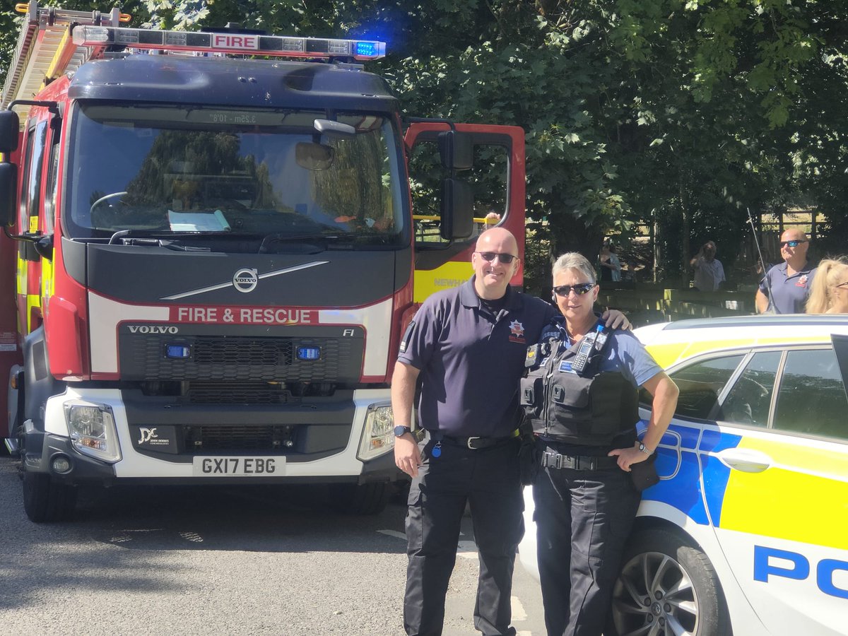 Newhaven Day Crew @EastSussexFRS attending local street surgery with Sussex Police and Councillors to meet and discuss community issues with proactive engagement #homefiresafety #southheighton