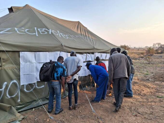 SundayNewsZimba's tweet photo. 7:04 Aspirin voters checking their names on the voters roll…#Entumbane Njube constituency, #Bulawayo, #Zimelections https://t.co/Mjz1D7Hgcj