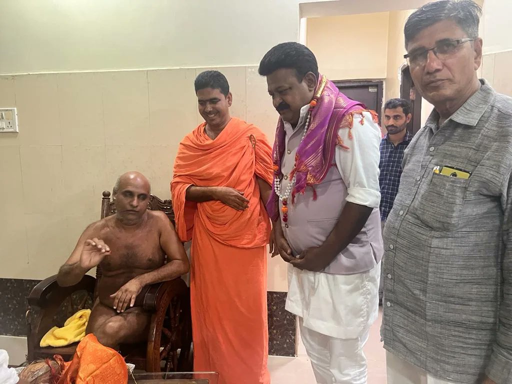 ಹುಬ್ಬಳ್ಳಿ ಸಮೀಪದ ವರೂರಿನಲ್ಲಿ ದಿಗಂಬರ ಜೈನ ಮುನಿಗಳನ್ನ ಭೇಟಿಯಾಗಿ ಆಶೀರ್ವಾದ ಪಡೆದುಕೊಂಡೇನು.

#JainCommunity | #NimmaPK | #Ranebennur |