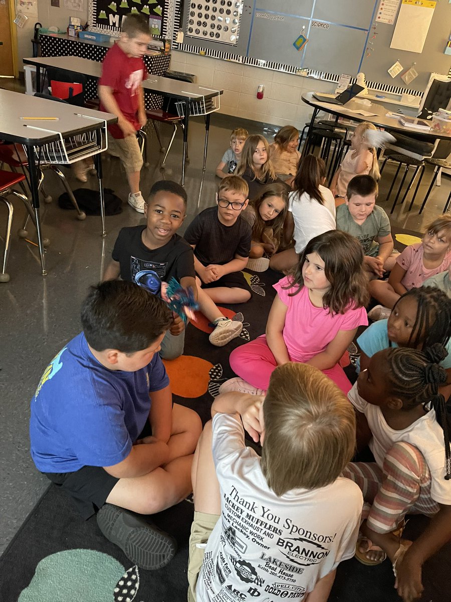 Wallace2ndgrd's tweet photo. Ss practiced breathing strategies to self-regulate back to the 💚 zone! 😚💨 A pinwheel makes it easy peasy! #TopFuel @TCBOE_LES @TCBOE https://t.co/sinaelIspx