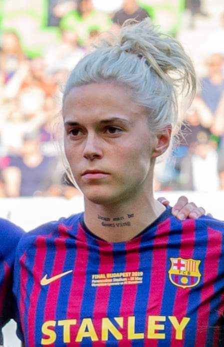 Esta es Mapi León. Es la mejor central del mundo. Ella y otro grupo de jugadoras decidieron no ir al mundial porque Vilda y Rubiales son un pedazo de mierdas. Ellas lo sabían entonces y ahora lo sabemos todo el mundo.