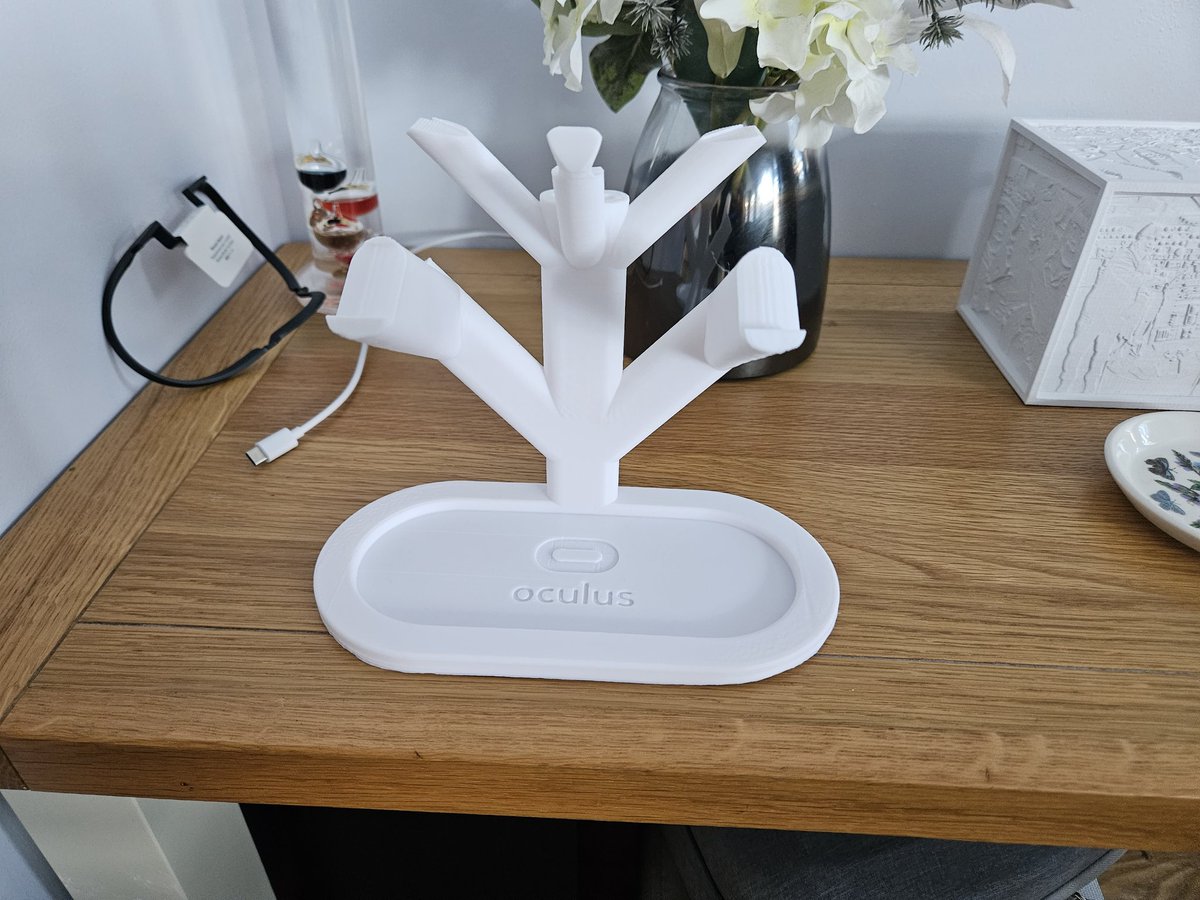 HamsterPrints's tweet photo. Oculus 2/ meta quest stand for headset and handles #oculusquest2 #oculus #metaquest2  #3dprint https://t.co/5JFSLdlz1w