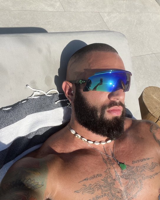 Sun bather, moon chaser 🎼   #mykonos https://t.co/BmBUVEalvR<a href="/tag/mykonos"class="tags">#mykonos</a>