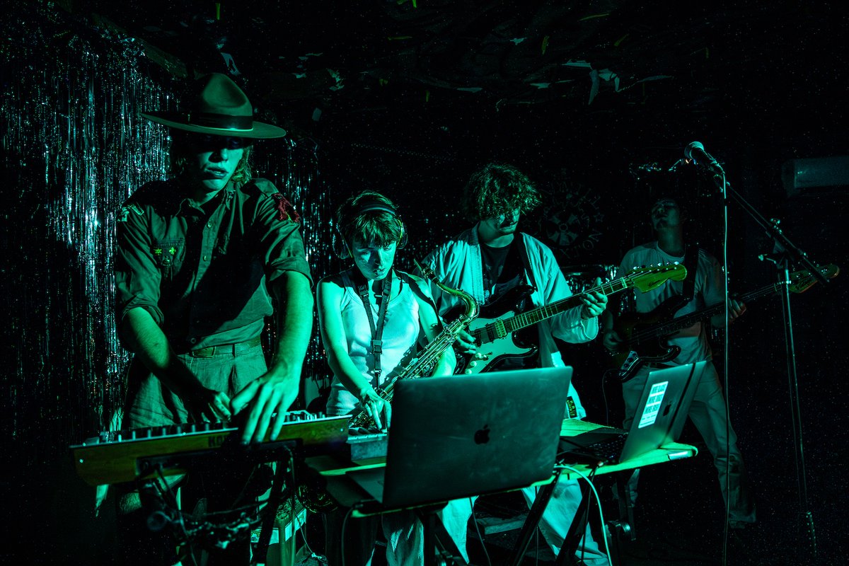 Gigwise's tweet photo. Who the HELL are @fatdog_fatdog ?

We stepped inside the chaos of their single launch party at @WindmillBrixton to find out. And the result? They're a band you NEED to get to know...

https://t.co/a17VbqOmUL https://t.co/v1hTAX4rFy