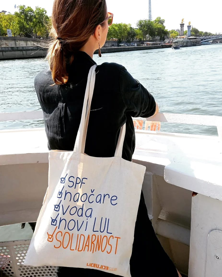 liceulice's tweet photo. Dan za najlepše cegere koji se nose i stižu svuda, pa i u Pariz i na Senu. 🧡💙🤍
Da li ste poručili naš ceger Solidarnosti i podržali prodavce Liceulice magazina ovog vrelog leta?
Poruči https://t.co/8FEuZCQgB6 💫
#liceulice #ceger #boljisvetjemoguć #podrškajevažna https://t.co/0lZNx0cAFv