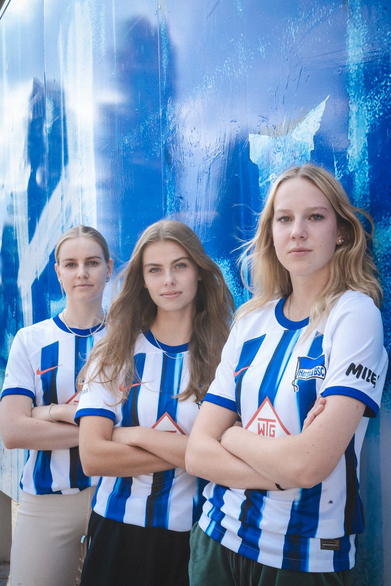 HerthaBSCFrauen's tweet photo. Jetzt auch in unserem Onlineshop erhältlich: Das Trikot unserer Frauen! 💙 Deckt euch ein für's nächste Spiel und beflockt euch euer Trikot mit den Namen unserer Spielerinnen oder einem Individualflock. 🔵🛒

https://t.co/2yz7uZimre ⬅️

#BSCFrauen #HaHoHe https://t.co/VVLWVdrVF6