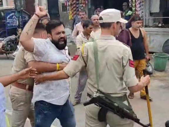 GouravChopra_JK's tweet photo. Today Protested at Bakshi Nagar, Jammu against the illegal Sarore toll plaza and detention of Yuva Rajput Sabha Members.
Jai Jammu, Jai Dogra...!
#ReleaseYRSMembers
#SaroreTollPlaza
#ManojSinhaGoBack https://t.co/0gX0iNPvYi