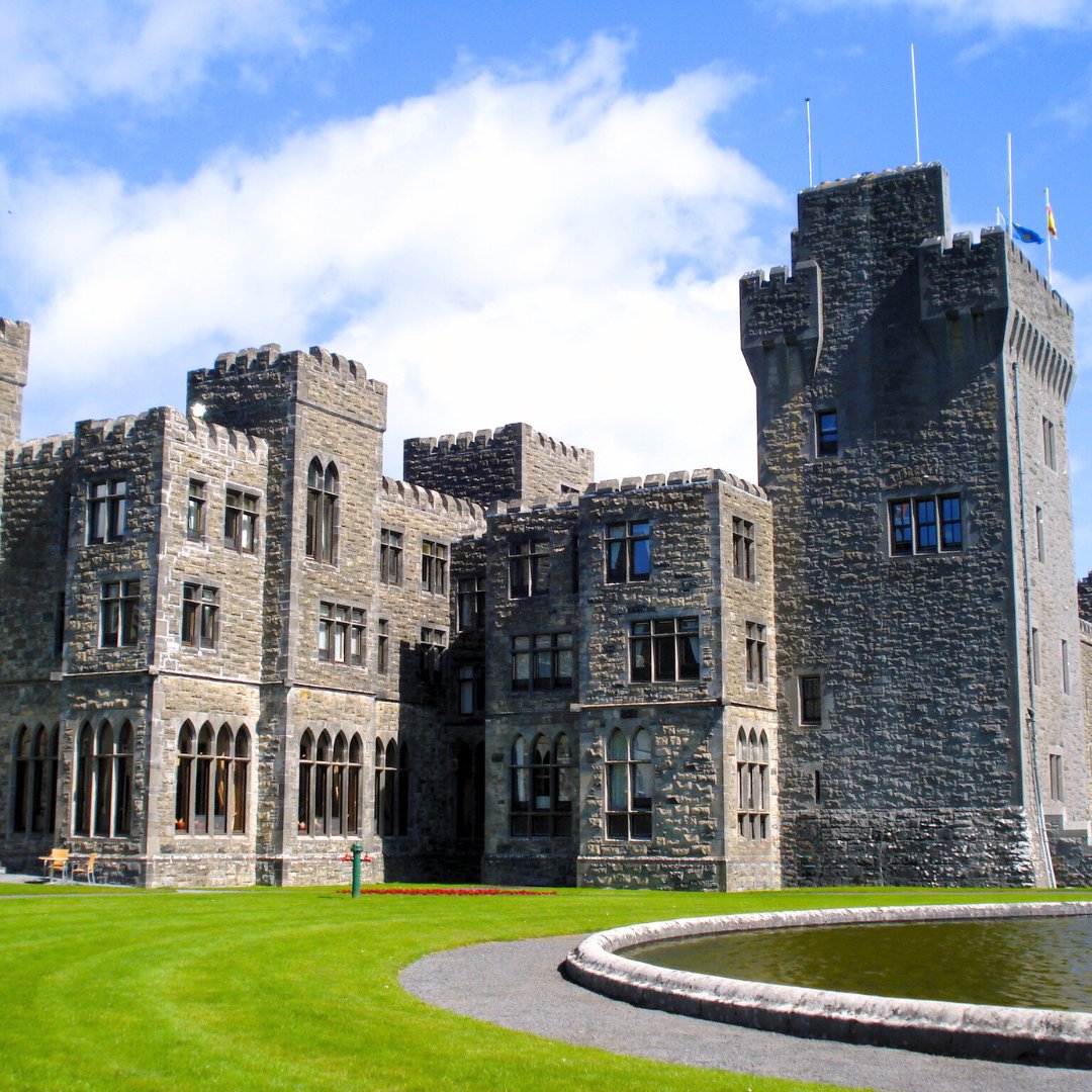 Oh if only one could afford a stay here, I will just enjoy walking the grounds instead.
#Irishcastles #AshfordCastle