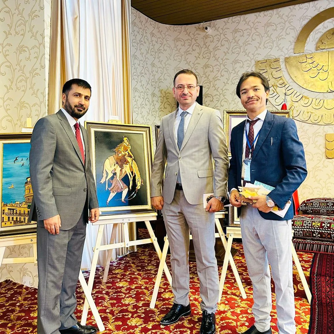 Afganistan Ankara Büyükelçisi,  Sn.Amir Mohammad Ramin'in davetlisi olarak Afganistan’ın 104.Bağımsızlık Günü vesilesiyle Türkiye’de bulunan Afgan sanatçıların “Afganistan Kültürel Sergisi’ne katılarak, sanatçıların el ve göz nuru emekleriyle tanıştık.