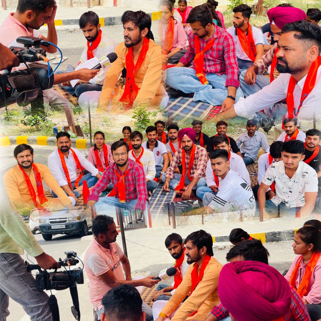 HaryanaAbvp's tweet image. @AbvpSirsaHr के कार्यकर्ताओं ने चौधरी देवीलाल विश्वविद्यालय प्रशासन द्वारा की जा रही अनियमितताओं, मारपीट एवं तानाशाही व्यवहार और विद्यार्थियों की विभिन्न मांगों को लेकर लगातार तीसरे दिन विरोध प्रदर्शन किया।

#studentdemands #protest3rd_Day #abvpsirsa  #HaryanaAbvp