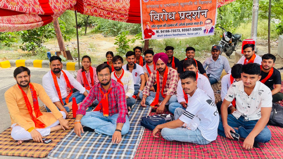 HaryanaAbvp's tweet image. @AbvpSirsaHr के कार्यकर्ताओं ने चौधरी देवीलाल विश्वविद्यालय प्रशासन द्वारा की जा रही अनियमितताओं, मारपीट एवं तानाशाही व्यवहार और विद्यार्थियों की विभिन्न मांगों को लेकर लगातार तीसरे दिन विरोध प्रदर्शन किया।

#studentdemands #protest3rd_Day #abvpsirsa  #HaryanaAbvp