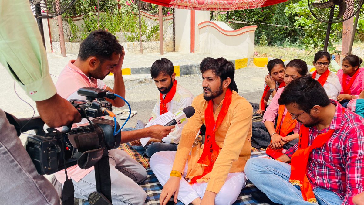 HaryanaAbvp's tweet image. @AbvpSirsaHr के कार्यकर्ताओं ने चौधरी देवीलाल विश्वविद्यालय प्रशासन द्वारा की जा रही अनियमितताओं, मारपीट एवं तानाशाही व्यवहार और विद्यार्थियों की विभिन्न मांगों को लेकर लगातार तीसरे दिन विरोध प्रदर्शन किया।

#studentdemands #protest3rd_Day #abvpsirsa  #HaryanaAbvp