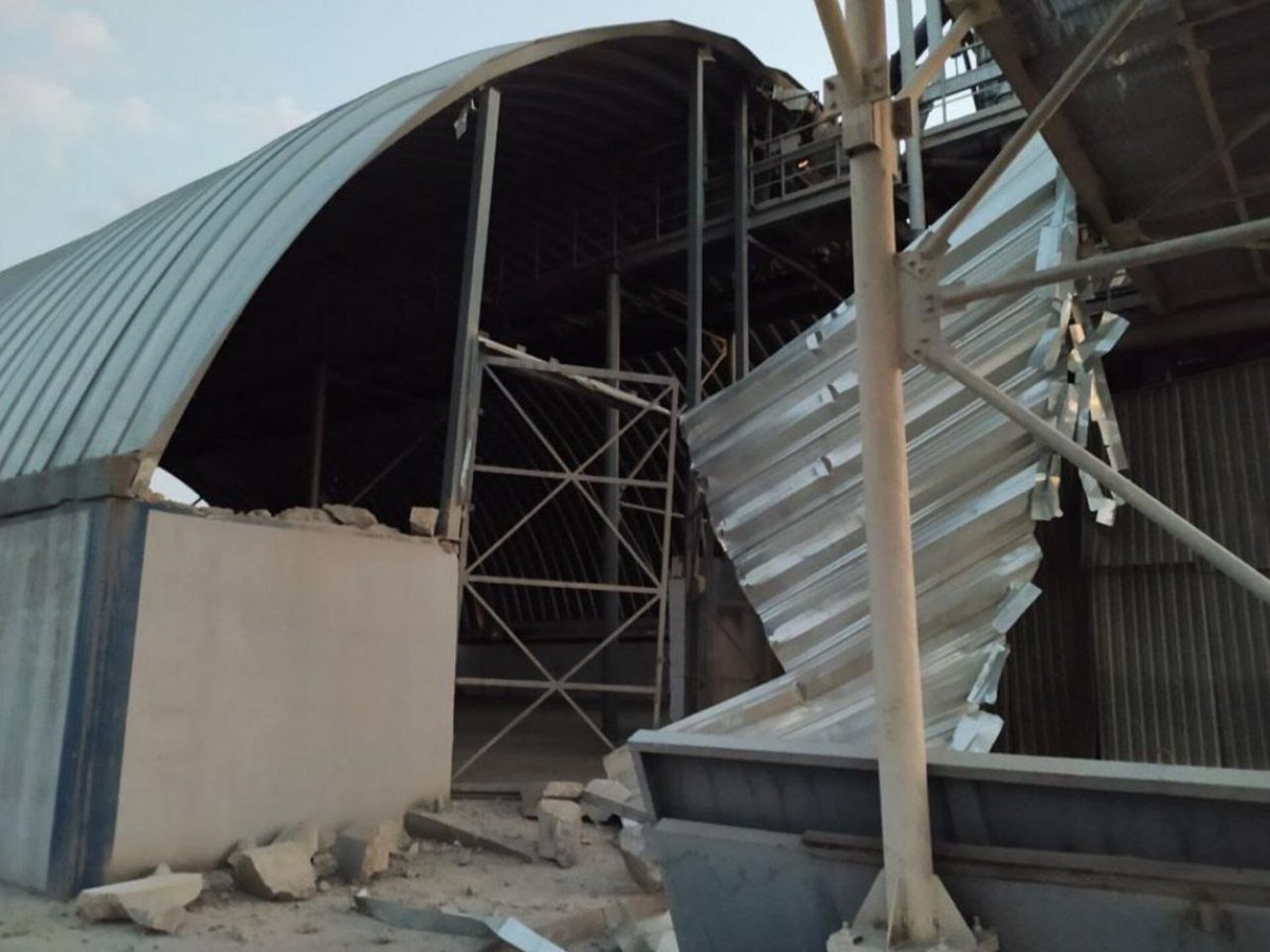 Наслідки дронової атаки по Одещині цієї ночі.

Є влучання по виробничо-перевантажувальних комплексах. Там спалахнула пожежа, пошкоджені зерносховища.

інформація з тг каналу тотальна зрада
#RussiaisATerroistState #RussianWarCrimes