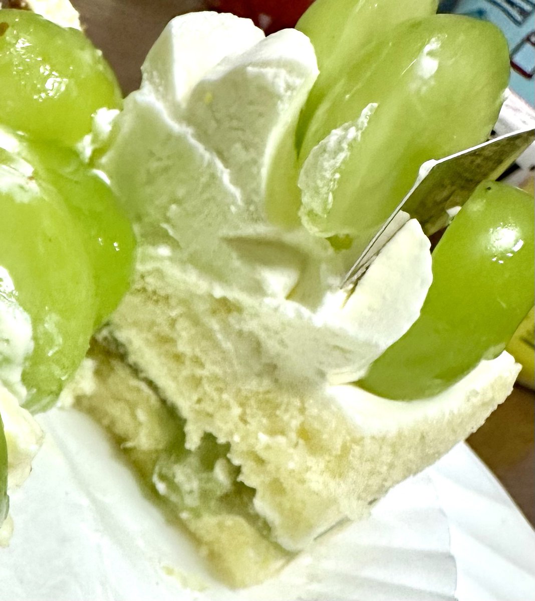 wombat_yu's tweet photo. 阪急デパ地下の季節の果物ケーキのお店にて🥰
娘に奮発ケーキ🍰💦
シャインマスカットって、果物の甘さというか、砂糖甘いような味🙄?もちろんみずみずしいのですが…
すごく甘かったです😋
その他、桃、アプリコットがありました。
#シャインマスカット #FONDRY https://t.co/H1xAGgNCW5