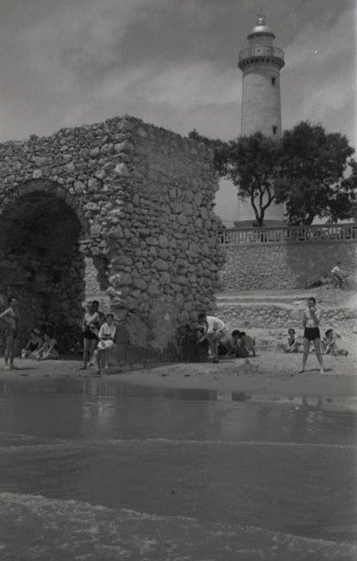 Molí de Mar i Farola.  1952

📸📂 Arxiu Comarcal del Garraf, Fons de Joan i Ramon Bellmunt

#arxiu #vilanovailageltru #garraf #pescadors #molidemar #farola