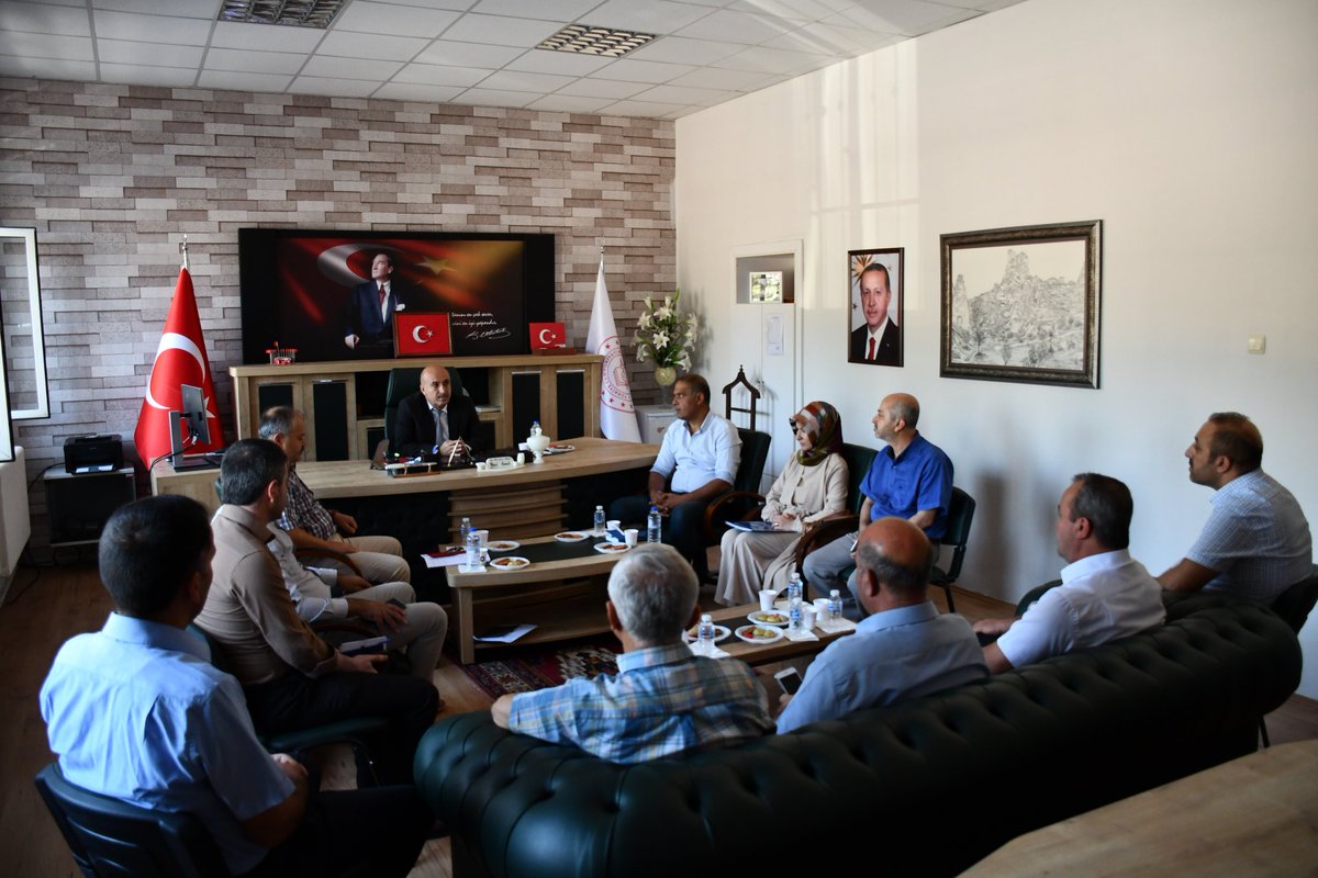 nevsehirmem's tweet photo. 📍📌İl Milli Eğitim Müdürümüz Sn. Memet POLAT, Derinkuyu İlçe Milli Eğitim Müdürlüğünü ziyaret etti.⤵️
@tcmeb @Yusuf__Tekin @nevsehirvalilik @MemetPolat0247 https://t.co/50DwNdZh2N
