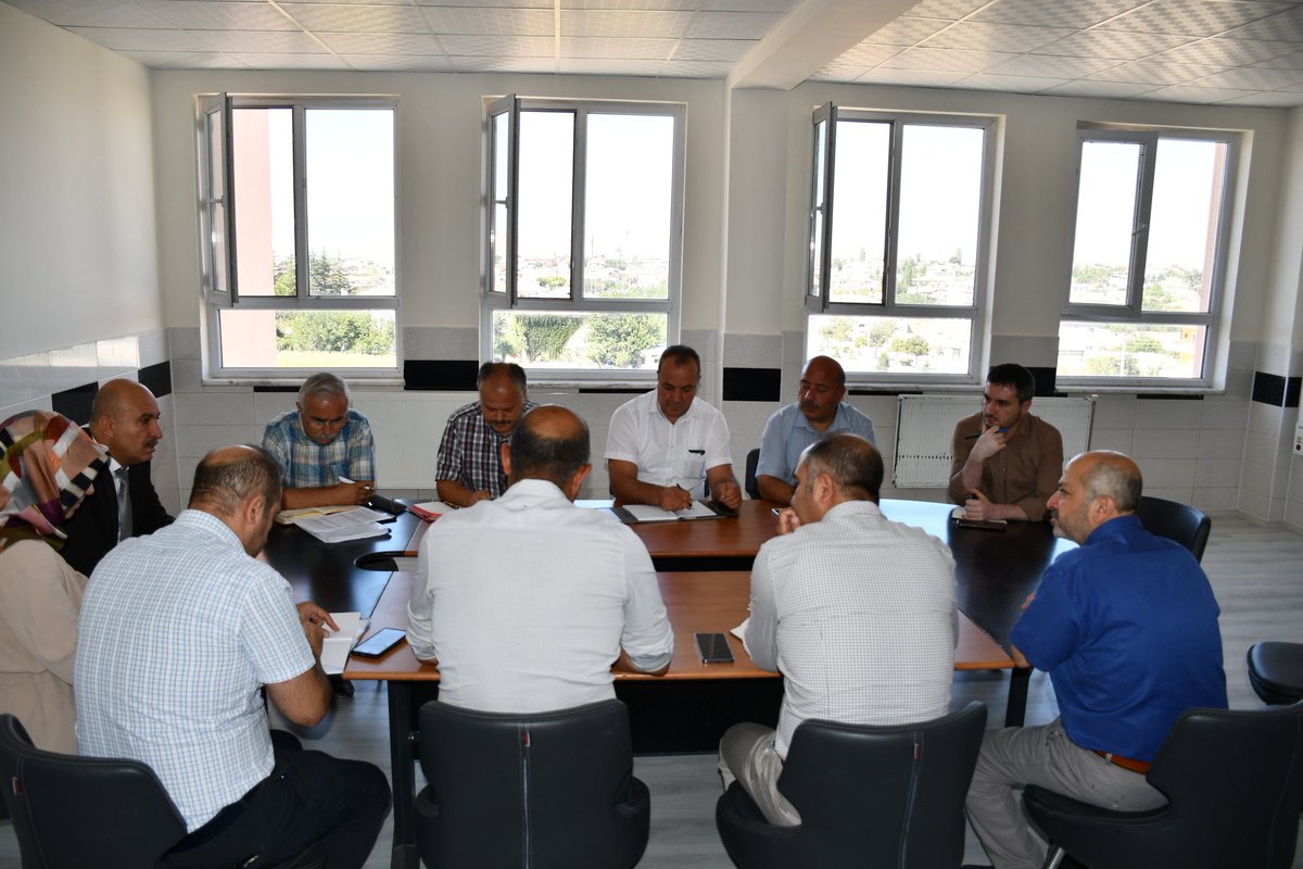 Sn. POLAT ziyaretin ardından Derinkuyu Zeliha Ekmekçi Anadolu İmam Hatip Lisesinde düzenlenen 2023-2024 Eğitim-Öğretim yılı hazırlık toplantısında İlçe Milli Eğitim Müdürleriyle bir araya geldi.⤵️