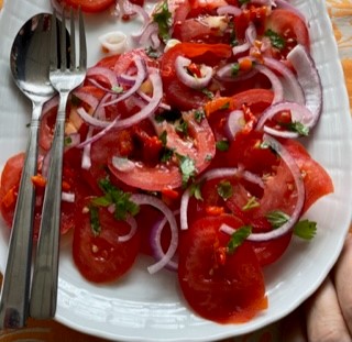 Gisteren heeft een aantal van onze bezoekers genoten van een heerlijke zomerlunch! Naast het lekkere eten, was het ook nog eens heel gezellig. Wil je ook eens met ons mee-eten?  Op donderdag 28 september is de volgende "aanschuiven". Aanmelden kan via: aanmelden@viore.org.