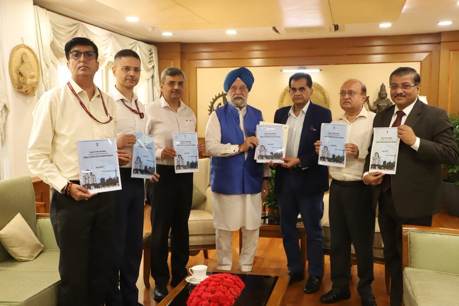 nefowaoffice's tweet photo. केंद्र सरकार के द्वारा श्री अमिताभ कान्त जी की अध्यक्षता में गठित कमेटी ने अपने सुझाव श्री @HardeepSPuri जी को दे दिए हैं। 
अब फ़ैसला राज्य सरकार और प्राधिकरण को मिलकर लेना है। 

हमारी मांग है कि अविलम्ब इस रिपोर्ट को अक्षरशः लागू किया जाय। किसी भी तरह की देरी, घर खरीददारों के सब्र का बाँध तोड़ेगी। 
रिपोर्ट आने के बाद इतने दिनों तक प्राधिकरण का आदेश नहीं आना अफ़सोसजनक है। 

एक बात तो साफ़ है की घर खरीददार अब चुप नहीं बैठेगा और यदि प्राधिकरण इसमें ज्यादा विलम्ब करेगी तो फिर मजबूर होकर हमें अनिश्चितकाल के लिए धरना प्राधिकरण के कार्यालय में ही देना होगा। 
#NEFOWA 
@PMOIndia
@narendramodi @amitabhk87
@myogiadityanath @InfoDeptUP 
@UPGovt @ChiefSecyUP @apcuttarpradesh
@noida_authority
 @OfficialGNIDA
 @amitabhk87
 @MoHUA_India 
@Secretary_MoHUA
@OfficialGNIDA @YamunaAuthority @DhirendraGBN @PankajSinghBJP 
@tejpalnagarMLA @dr_maheshsharma @surendrasnaagar @Mihirlawyer @NITIAayog