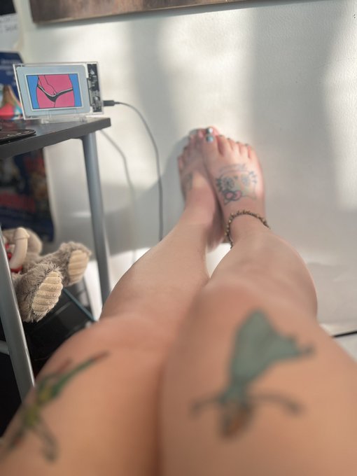 In the office feet! Working on unreal engine feet. https://t.co/DAbpGVifzx<a href="/tag/nofilter"class="tags"><span>#nofilter</span></a>