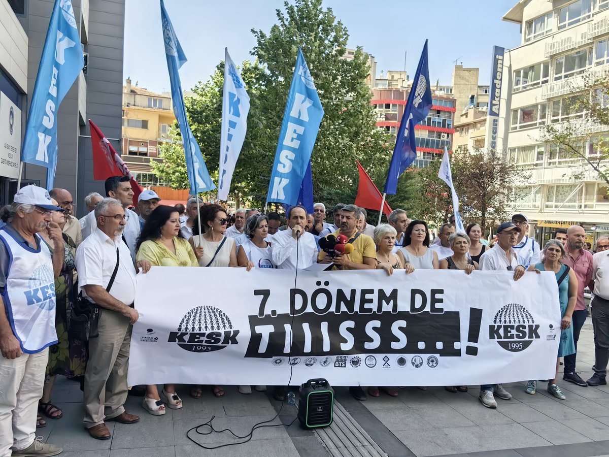 Toplu sözleşmede kazanım yok! Laf salatası var! Kamu emekçilerinin sesi olmaya devam edeceğiz! Ne yazık ki toplu sözleşme sürecinde iktidarın kendi yaptığı yasaları, yönetmelikleri yok saydığına bir kez daha tanık olduk. Gündüzün aydınlığında söz kuramayanlar, gecenin…