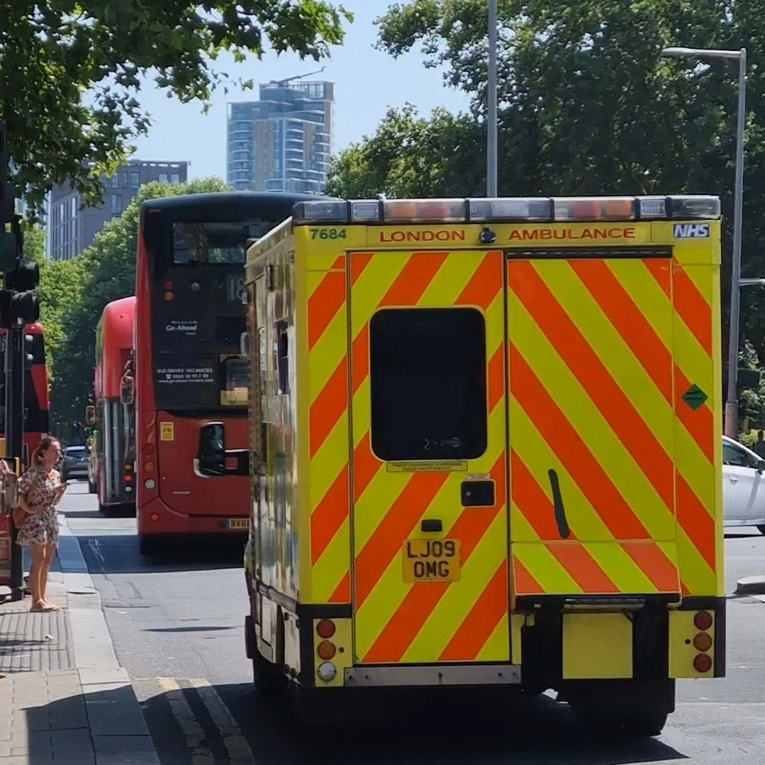 Out in the warm weather today? 😎 You can #HelpUsToHelpYou by ⬇️ 💙 staying hydrated 🌞 using sun cream when outside 💊 carrying your medication ✅ using 111.nhs.uk if it's not an emergency ▶️ following @NHSuk tips for staying well #WeatherAware #LondonSummer