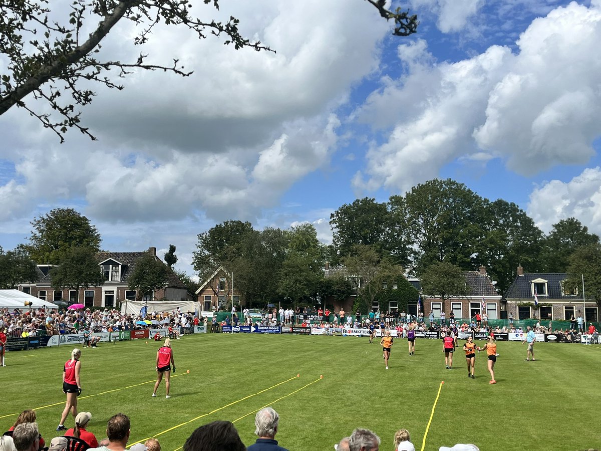 knkb's tweet image. Frouljus PC: 9) Annet de Haan staat met 3-0 voor tegen 10) Annelien Broersma #kaatsen #keatsen #Frouljuspc