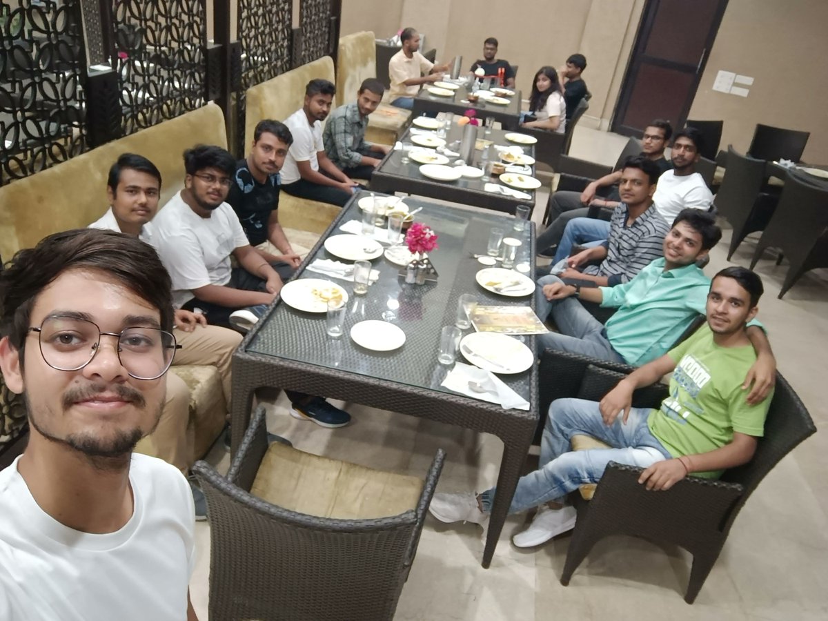 🍔🎉 Fueling our minds and having a blast at Google I/O Extended Jammu! Big thanks to the organizers for keeping us energized and entertained throughout the day. Tech and tasty treats - a perfect combo! 🥳👩‍💻🍕 #GoogleIOExtendedJammu #GDGJammu #FoodAndFun