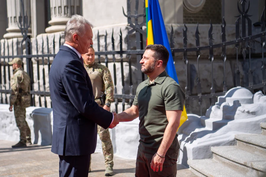 Tổng thống Ukraine Volodymyr Zelensky và Tổng thống Litva Gitanas Nauseda trong cuộc gặp hôm 23/8. (Ảnh: AP)
