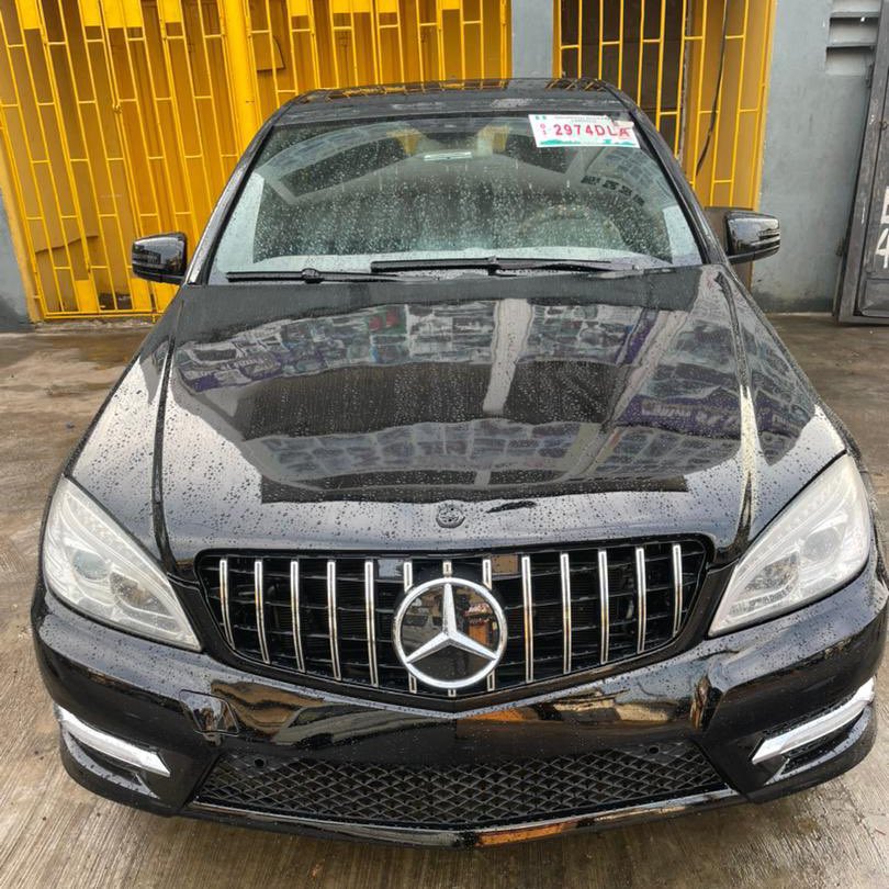 Rapture1470's tweet photo. 🚨🚨🚨🚨🚨🚨🚨
Mercedes Benz C300 2009 
Price : N4m 🏷️ 

1 year used 🇳🇬
Best toks standard 
Sun roof ☀️ 
Pop up screen 📺 
AC chilling 🥶
Black on black interior ✅ 
Everything in order 💯 
Sound system working and booming 💯 
All documents in order 💯 

Location: Lagos📍 https://t.co/jFYMsbRHMb