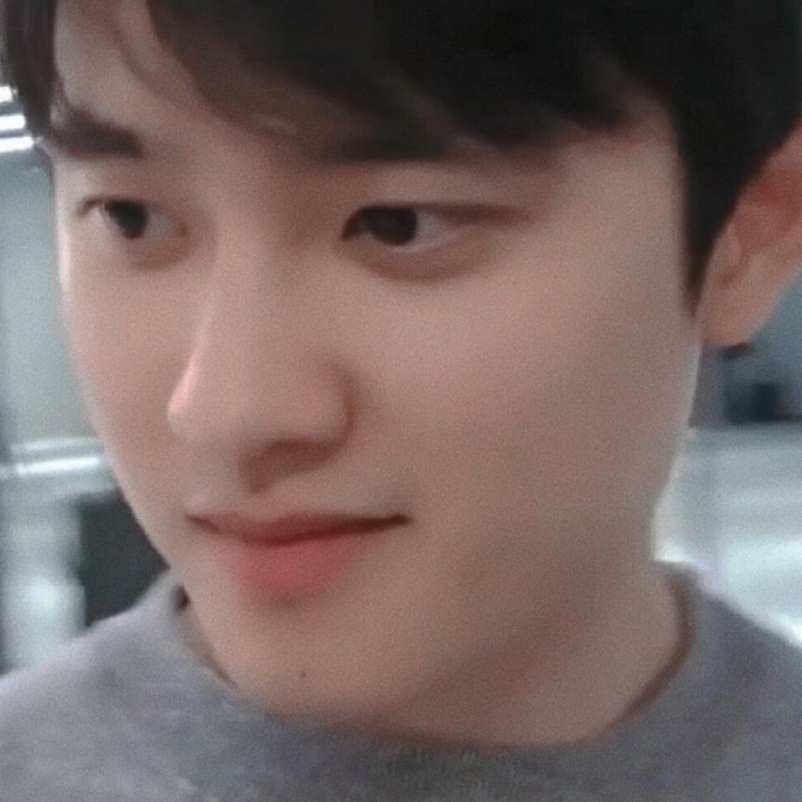 Zziranghee's tweet photo. Crazy how kyungsoo still looks the same after years, 2023 vs 2014. https://t.co/MNJUMiUOAG
