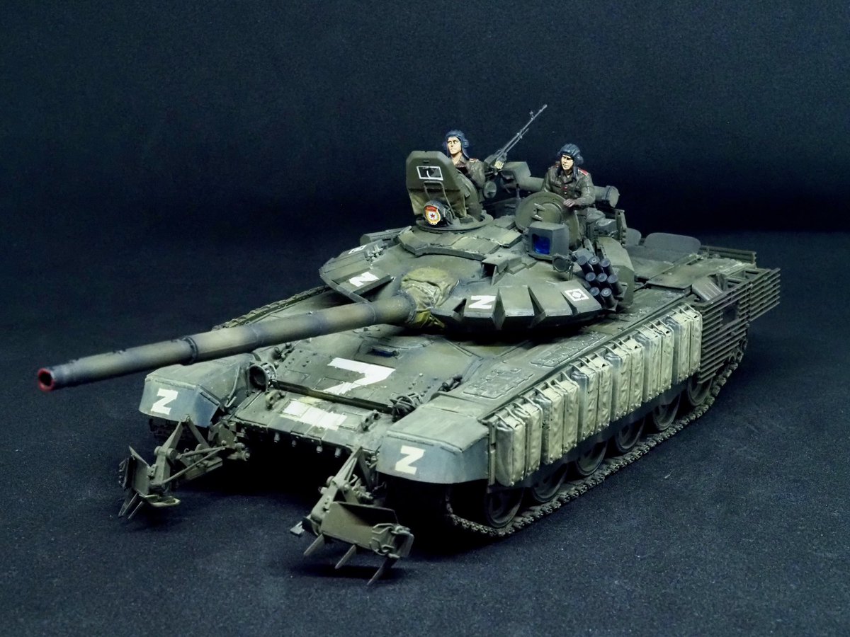 FuwakuT's tweet image. なんだかんだで、ようやくT-72B3、完成しました。
思いのほか、小さな車体なんですね。
戦車兵もMENGMODELのを使いましたー

#夏休み積みプラ崩そう祭
#完成

#MENGMODEL
#新作