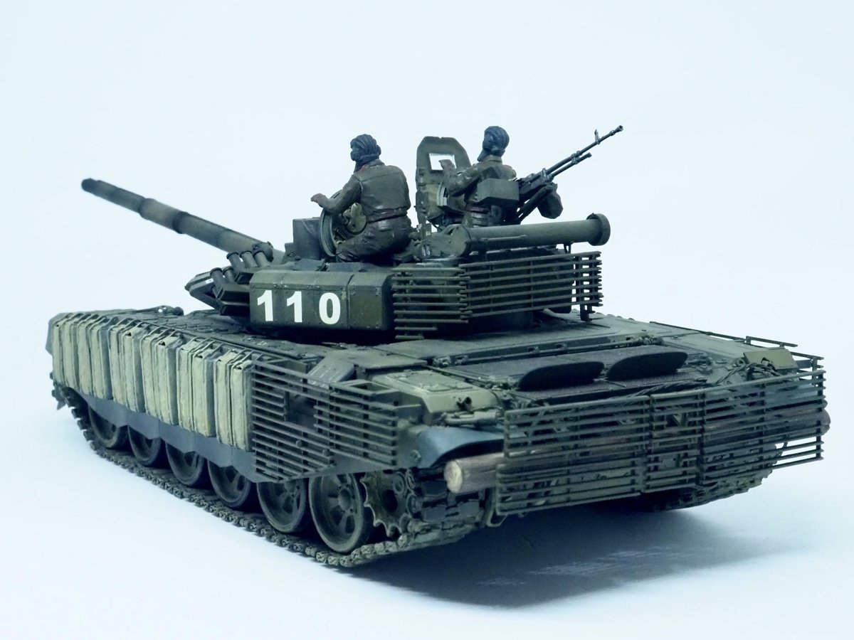 FuwakuT's tweet image. なんだかんだで、ようやくT-72B3、完成しました。
思いのほか、小さな車体なんですね。
戦車兵もMENGMODELのを使いましたー

#夏休み積みプラ崩そう祭
#完成

#MENGMODEL
#新作