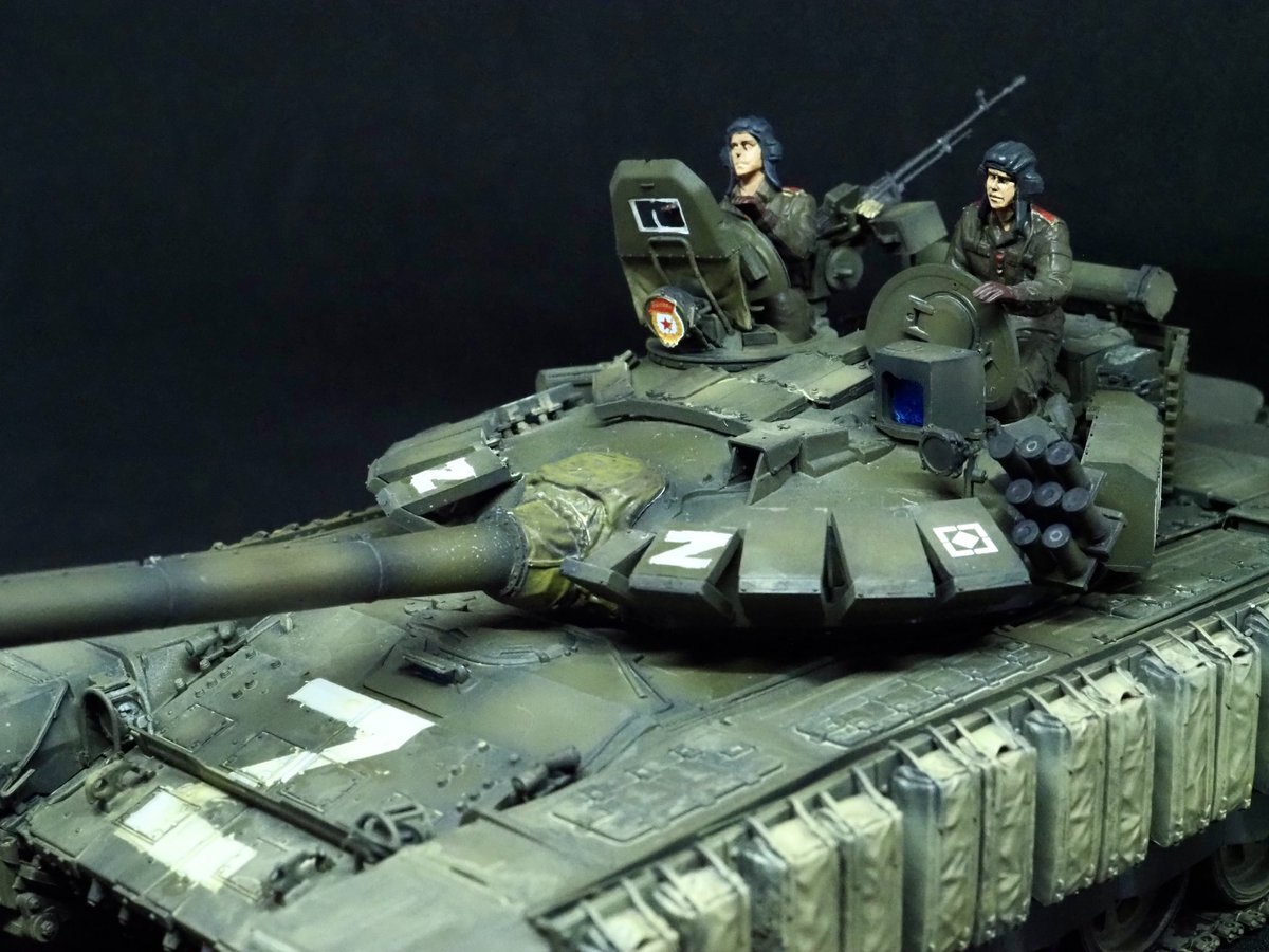 FuwakuT's tweet image. なんだかんだで、ようやくT-72B3、完成しました。
思いのほか、小さな車体なんですね。
戦車兵もMENGMODELのを使いましたー

#夏休み積みプラ崩そう祭
#完成

#MENGMODEL
#新作