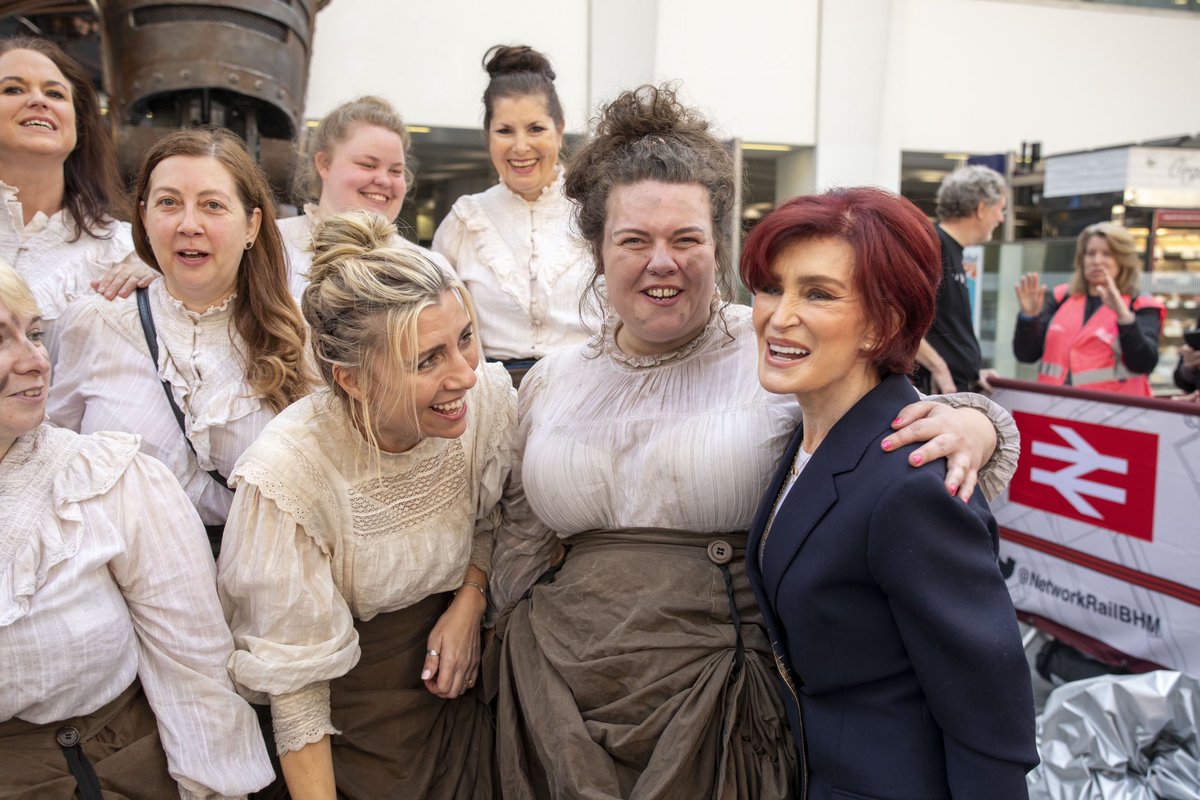 BrummieBull's tweet image. Well - doesn’t time fly by! ⏱️
This was a month ago - when @MrsSOsbourne and the chain maker women welcomed me to my new home here @NetworkRailBHM 🏠
How do you think I’ve settled in?
#OzzyNewStreet @networkrail