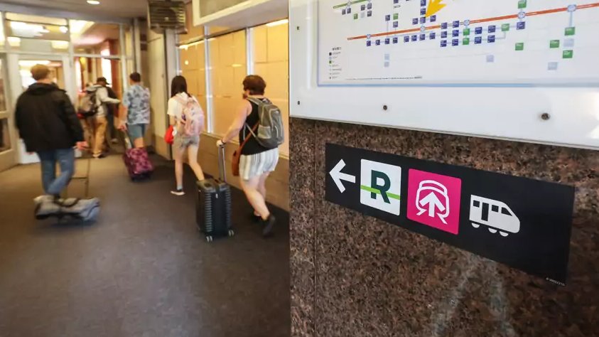 Un étudiant en graphisme de Concordia, Dashiell Friesen, a eu besoin 7h de travail et une cinquantaine de dollars pour créer une signalisation entre le métro Bonaventure et le REM à la gare Centrale pour aider les voyageurs à se retrouver. 
Pendant ce temps, les opérateurs de