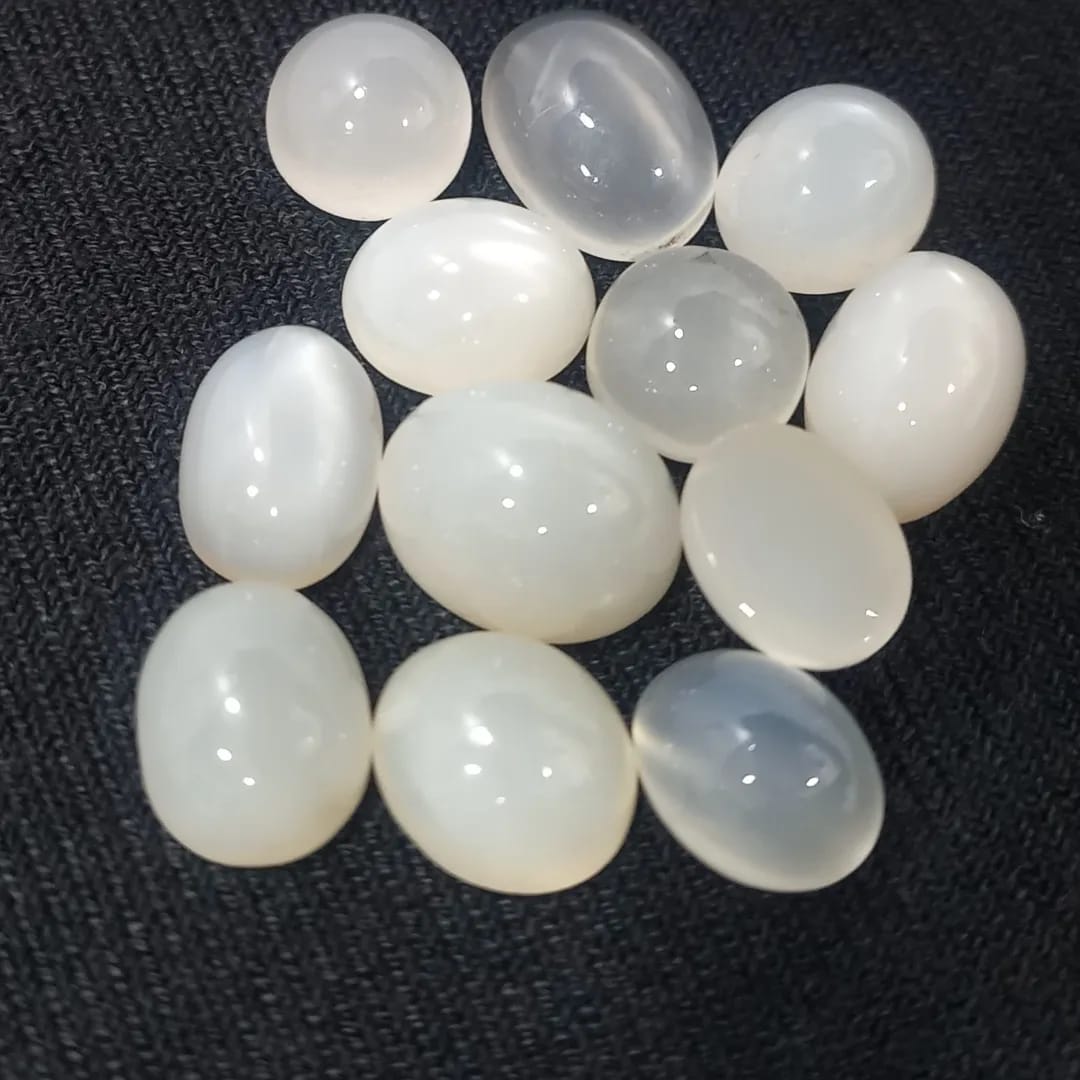 Natural And pure Moonstone  (orthoclase and albite).

#moonstone #moongems #rashiratan #gemstone #astrologygems #astrologymoonstone #orthoclase #albite #rainbowmoonstone #naturalstones #natural #whitestone #whitegems #buymoonstone #naturalmoonstone #astrology #gemstonestore