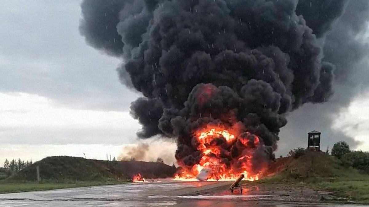 tv2newsdk's tweet photo. Før- og efter-billeder viser angreb på det russiske luftvåbens stolthed https://t.co/k4LR4OjTDv https://t.co/UBqoVFp7Im