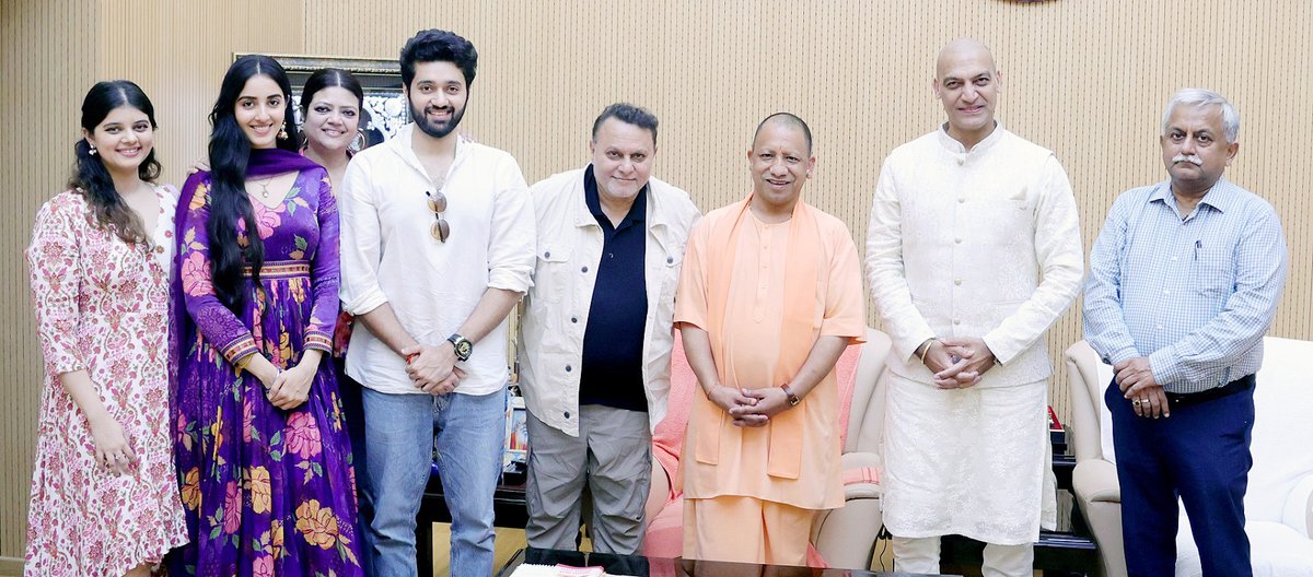 myogiadityanath's tweet photo. आज लखनऊ स्थित सरकारी आवास पर फिल्म गदर 2 के निर्देशक एवं कलाकारों से शिष्टाचार भेंट हुई। https://t.co/JCdd8zDZTy