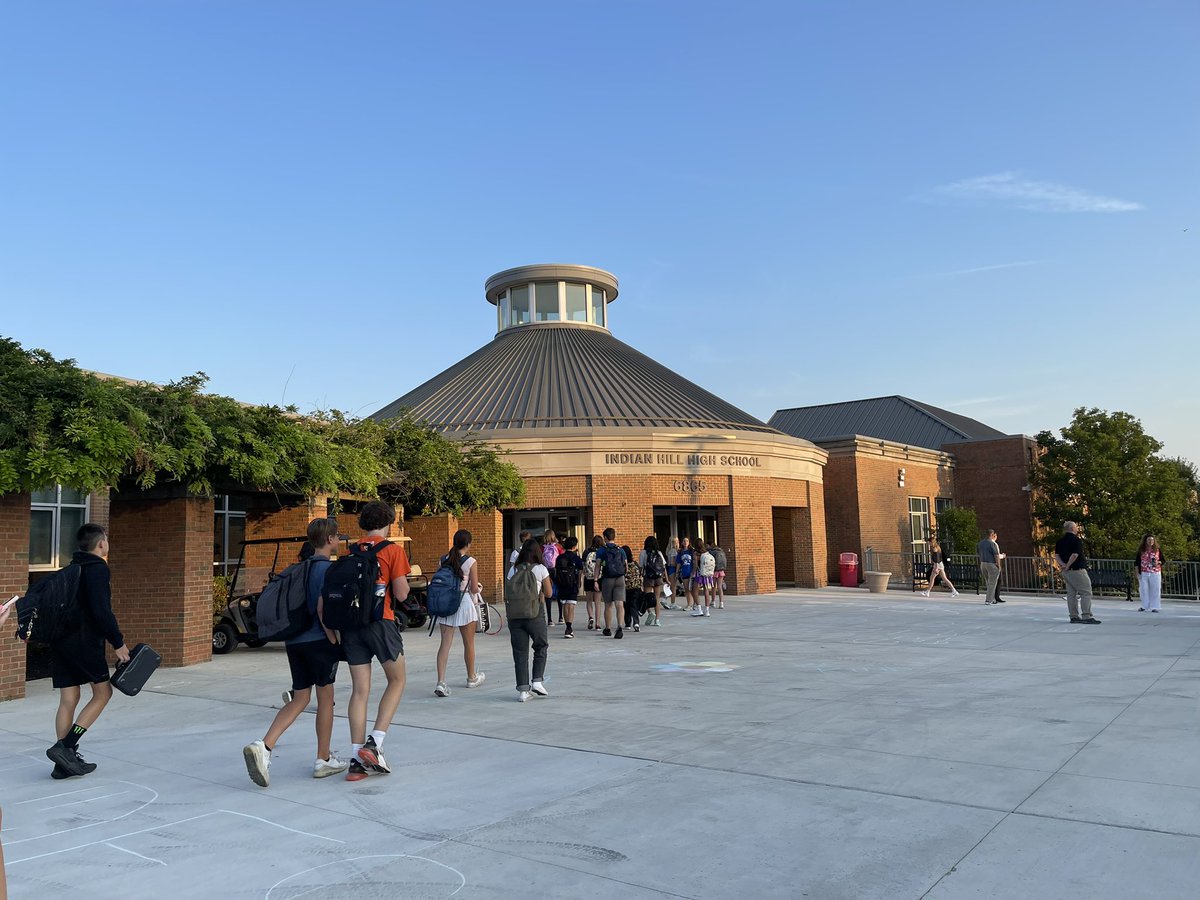 IHSchools's tweet photo. The buses have arrived at the #1 high school in Ohio! Welcome home, Braves! #BraveFirstDay #IHPromise https://t.co/nlH5wBP5go