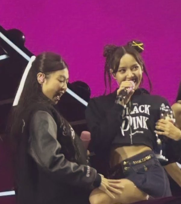 Cimbree1's tweet photo. #JENLISA trending because... 🎀 https://t.co/1c1RYLtwFx