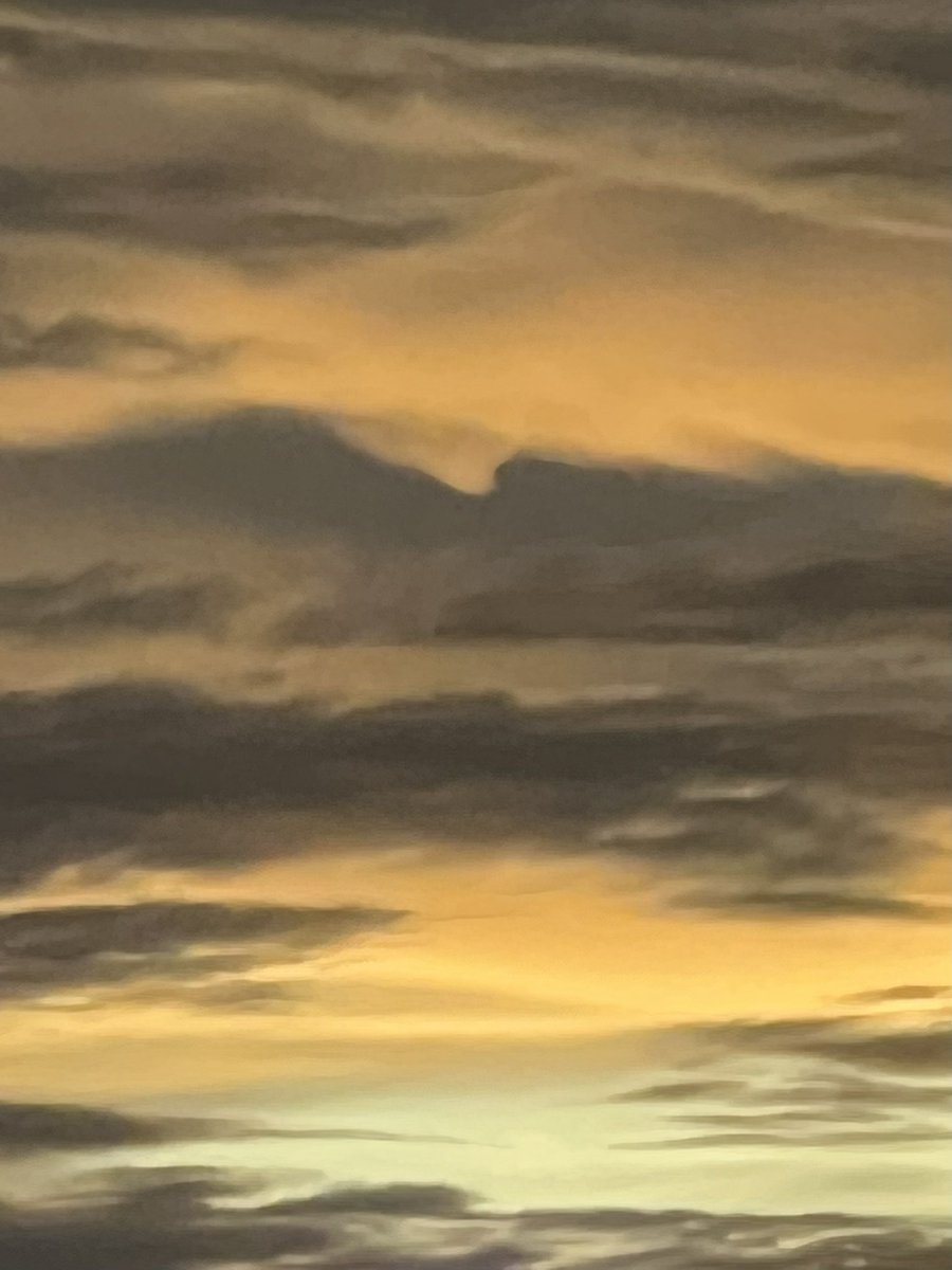 sgsupatt's tweet photo. ท้องฟ้าวันนี้สวยเฮะ🌦 https://t.co/4unqI228zD