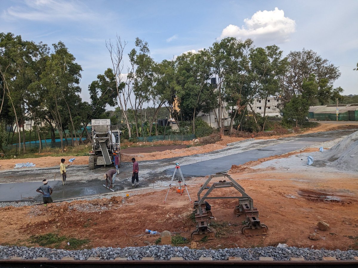 bengalurutrains's tweet photo. New Approach road for #Heelalige station under progress
Approach road leads to #Low level freight unloading platform
#DoublingProject https://t.co/toUUVhA1e2