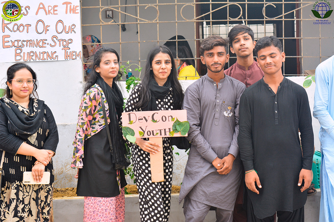 LocaltoGlobalPK's tweet photo. Youth, community allies, &amp; UC Chairperson uniting for a greener world. Together, we planted trees at school, a testament to our dedication for a sustainable future. This collaboration ignites hope, propelling us towards an eco-conscious tomorrow.
#GreenInitiative #YouthForChange https://t.co/iQqsubbYp5