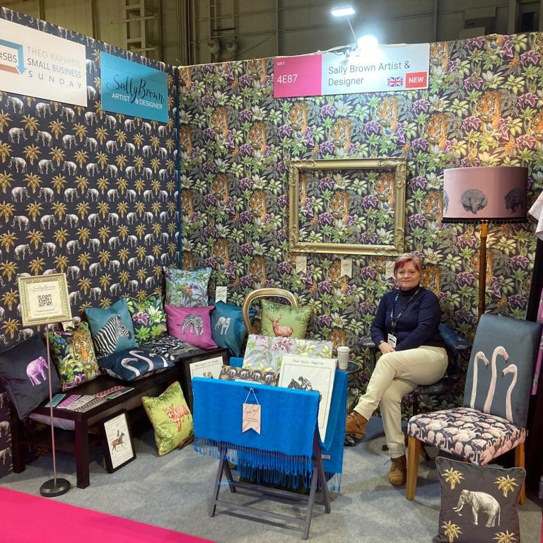 Wallpaper Wednesday. 😁
It feels like forever ago since I was at Spring Fair sponsored by #SBS Theo Paphitis' Small Business Sunday.
Since then I've completed a complicated commission, designed a new notebook &amp; done some drawing.
I now need to create more designs. 🥰