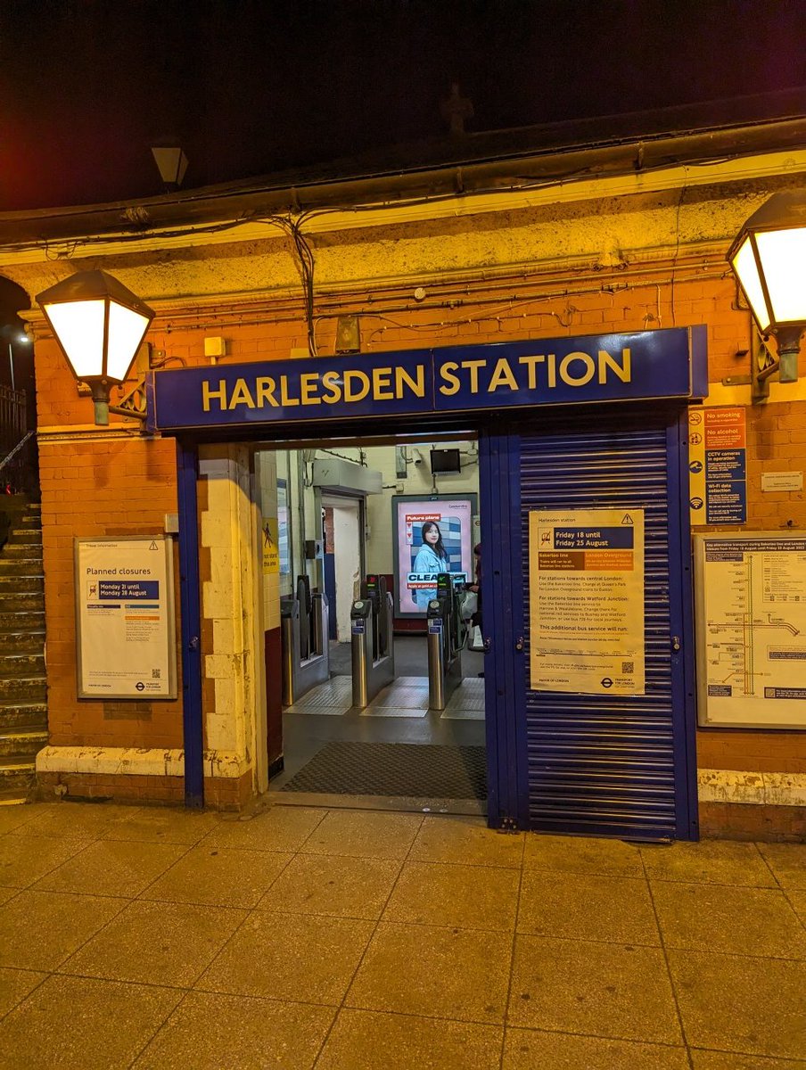 politicianssho1's tweet image. 11pm Mon &amp;amp; 12pm Weds
No staff, window boarded up, no need to pay...
With all the disruption on the #Overground &amp;amp; #Bakerloo they might be handy to help travelers
@TfL aren't stations supposed to have staff? @MayorofLondon @BBCTomEdwards @LonTravelWatch @RMTunion @TSSAunion