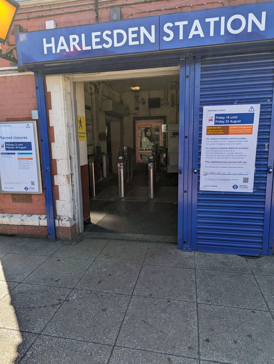 politicianssho1's tweet image. 11pm Mon &amp;amp; 12pm Weds
No staff, window boarded up, no need to pay...
With all the disruption on the #Overground &amp;amp; #Bakerloo they might be handy to help travelers
@TfL aren't stations supposed to have staff? @MayorofLondon @BBCTomEdwards @LonTravelWatch @RMTunion @TSSAunion