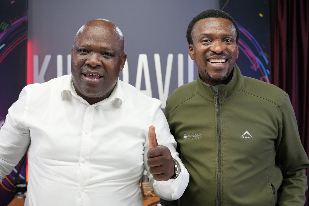 DavidMashabela's tweet photo. South Africa’s number one detective. The man who caught Rosemary Ndlovu. He paid us a visit. Thank you Sergeant Keshi Mabunda https://t.co/EYHmBz7gaj